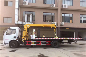 阿尔山附近汽车轮胎更换